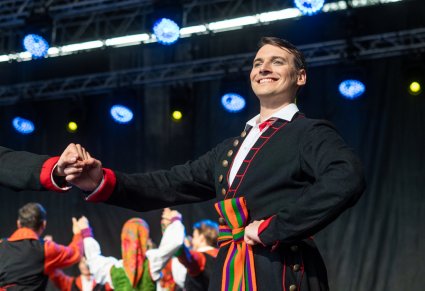 Zbliżenie na tancerza w kostiumie łowickim