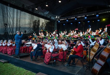 Dyrygent, orkiestra i artyści na scenie