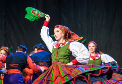 Zbliżenie na tancerkę w kostiumie sannickim