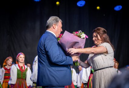 Wręczanie kwiatów dyrygentowi po koncercie