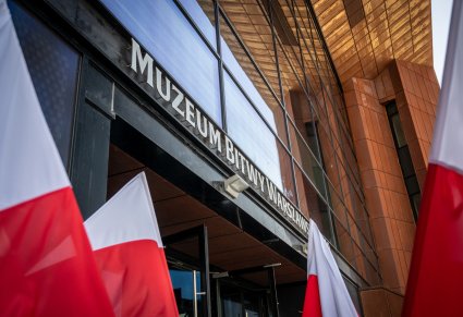 Zbliżenie na napis MUZEUM BITWY WARSZAWSKIEJ nad wejściem do budynku