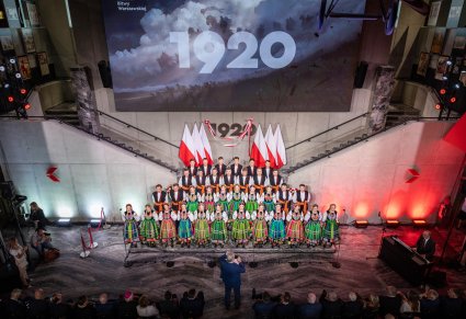 Zdjęcie z góry na Chór na scenie w kostiumach łowickich