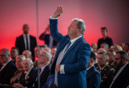 Zbliżenie na dyrektora Jacka Bonieckiego w trakcie dyrygowania