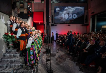 Widok boczny na Artystów z Chóru, Dyrektora Jacka Bonieckiego i publiczność