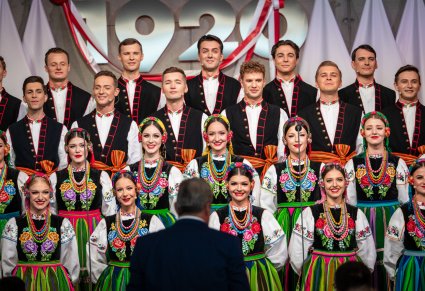 Zbliżenie na Artystów z Chóru w kostiumach łowickich