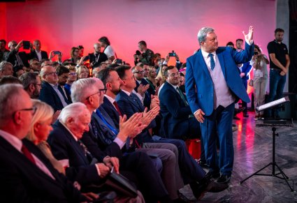 Na pierwszym planie Dyrektor Jacek Boniecki a na drugim klaszcząca publiczność