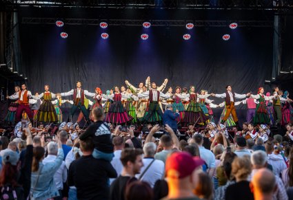 Artyści w kostiumach opoczyńskich podczas układu na scenie