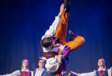 Tancerz w kostiumie opoczyńskim w akrobacji tanecznej