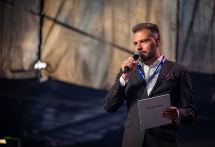 Mężczyzna przemawiający podczas koncertu