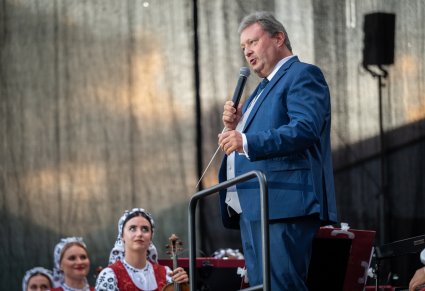 Dyrektor Jacek Boniecki przemawiający podczas koncertu
