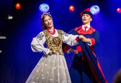 Zbliżenie na parę taneczną w kostiumach wilamowskich