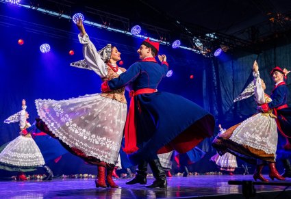 Zbliżenie na parę taneczną w kostiumach wilamowskich w obrocie