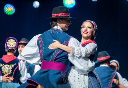 Zbliżenie na parę taneczną w kostiumach kaszubskich na scenie