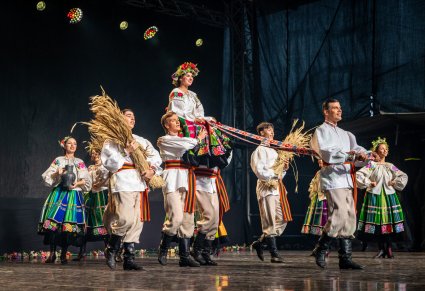 Artyści zespołu "Mazowsze" w obrzędzie dożynkowym
