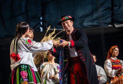 Artyści zespołu "Mazowsze" w obrzędzie dożynkowym