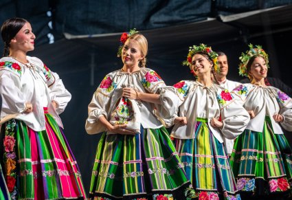 Artystki zespołu "Mazowsze" w obrzędzie dożynkowym