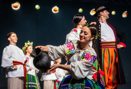 Zbliżenie na artystkę zespołu "Mazowsze" w obrzędzie dożynkowym