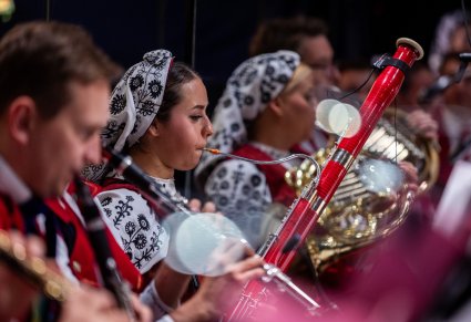 Zbliżenie na artystki orkiestry grające na klarnecie