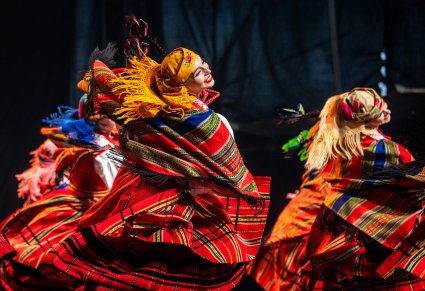 Zbliżenie na tancerki w kostiumach sieradzkich na scenie