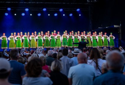 Chór w kostiumach kurpiowskich podczas występu