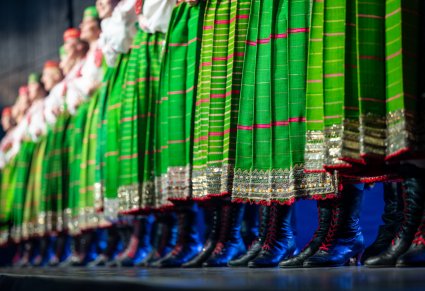 Zbliżenie na spódnice i buty kostiumu kurpiowskiego