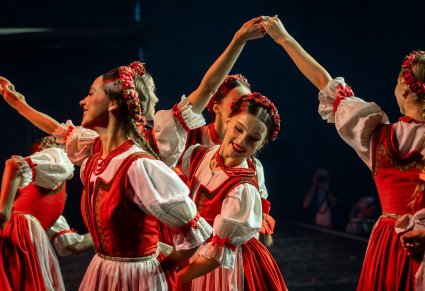 Zbliżenie na tancerki w kostiumach jurgowskich na scenie