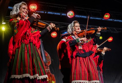 Zbliżenie na skrzypaczki w kostiumach lubuskich
