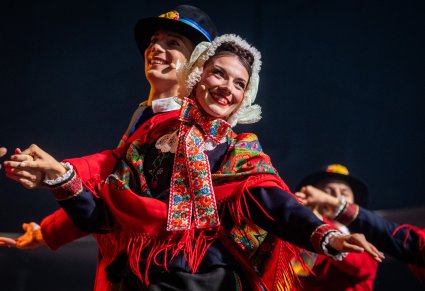 Zbliżenie na parę taneczną w kostiumach lubuskich w figurze tanecznej