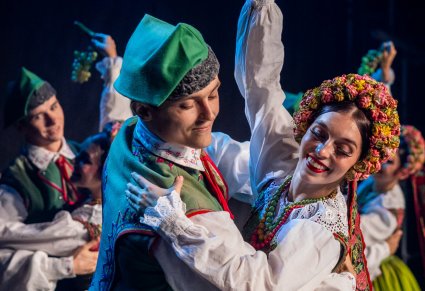 Zbliżenie na parę taneczną w kostiumie lubuskim