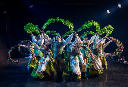 Artyści w kostiumach lubuskich podczas układu na scenie