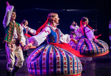 Zbliżenie na tancerkę w kostiumie spiskim w obrocie