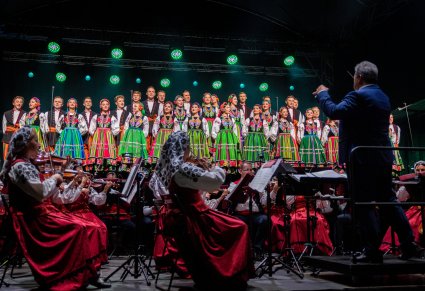 Chór, orkiestra i dyrygent podczas koncertu