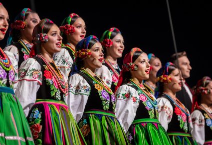 Zbliżenie na chór podczas koncertu