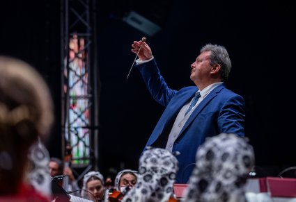 Zbliżenie na dyrygenta podczas koncertu