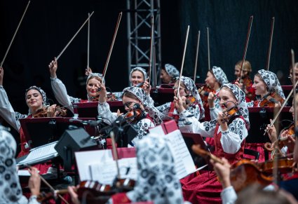 Zbliżenie na skrzypaczki podczas koncertu