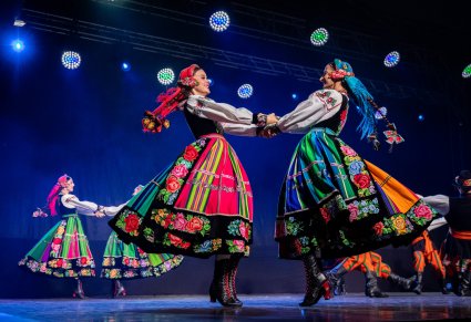 Zbliżenie na parę tancerek podczas obrotów na scenie