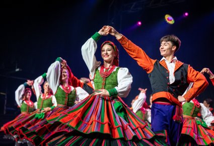 Zbliżenie na parę taneczną w kostiumach sannickich