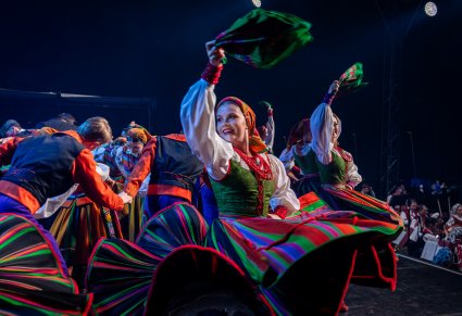 Zbliżenie na tancerkę w kostiumie sannickim w obrocie