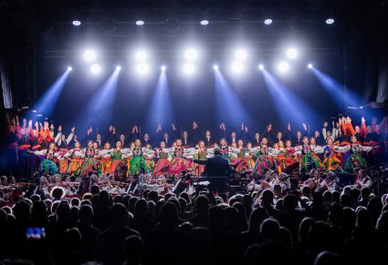 Zespół "Mazowsze" na scenie w finałowym układzie