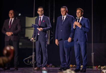 $ osoby zapowiadające koncert, przemawia Sekretarz Marszałka Województwa Mazowieckiego