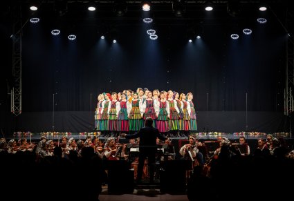 Artyści w kostiumach opoczyńskich Tworzą koło na scenie