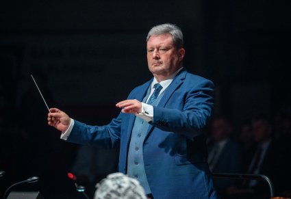 Zbliżenie na dyrygującego maestro Jacka Bonieckiego