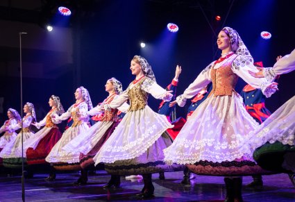 Artystki baletu w kostiumach wilanowskich uchwyceniu w tańcu