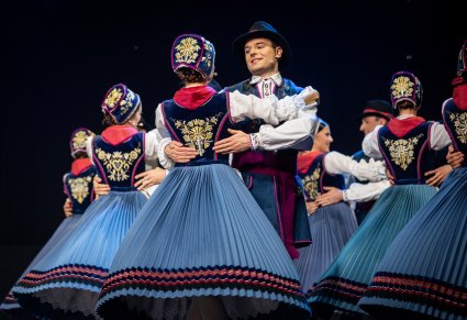 Artyści w kostiumach kaszubskich tańczą na scenie