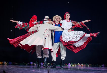 Artyści w kostiumach krzemienickich uchwyceni w tańcu