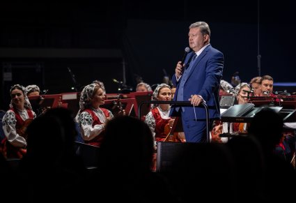 Dyrektor i dyrygent zespołu - Jacek Boniecki przemawia do mikrofonu