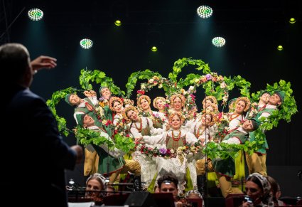 Artyści w kostiumach lubuskich tworzą kwiat w choreografii - lubuskie winobranie