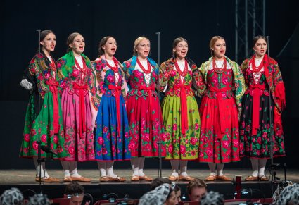 Artystki chóru w kostiumach podhalańskich śpiewają na scenie