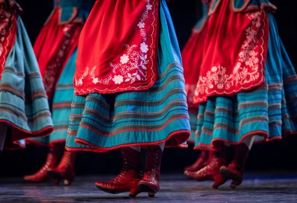 Zbliżenie na hafty na fartuchach i spódnicy kostiumów kujawskich oraz na buty