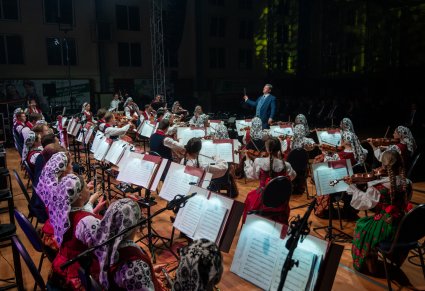 Orkiestra w kostiumach wilanowskich i dyrygent podczas koncertu